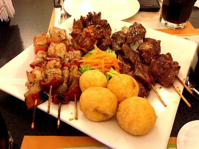 Snapdishの料理写真:Anticuchos de pollo y corazón de res|Justo Romeroさん