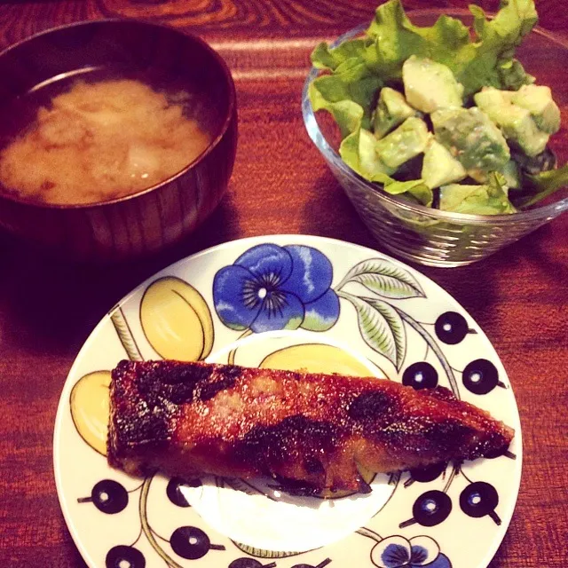 Snapdishの料理写真:12/26晩御飯  金目鯛の粕漬  きゅうりとアボカドのサラダ  長芋と蓮根の味噌汁  ＊魚は焦げてない方で写真撮影＊|yukiyamasakiさん