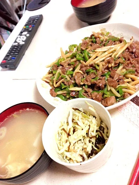 Snapdishの料理写真:青椒肉絲とキャベツの和え物、豆腐と卵の中華スープ☆|ゆかさん