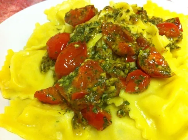 Fresh linguine pasta and prawn ravioli with green pesto and cherry tomato sauce... Molto saporito!!!|lisnianaさん