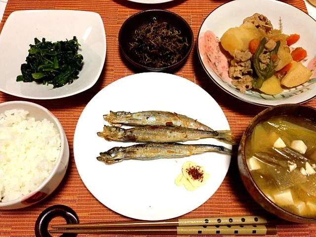 ししゃも、肉じゃが、ピーマンとじゃこの当座煮、ほうれん草の胡麻和え、お味噌汁♡|yuiさん