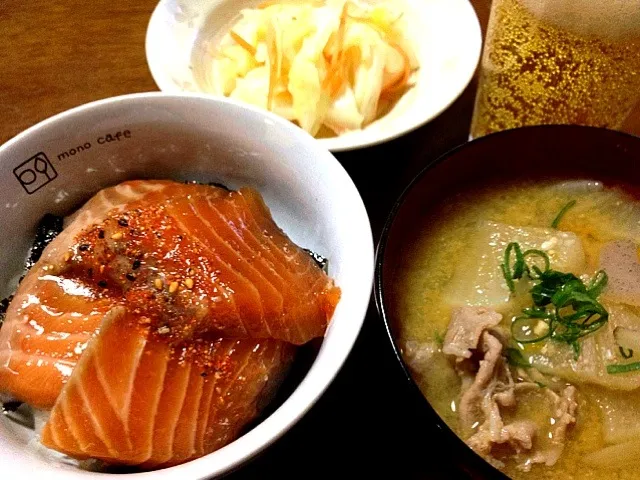 サーモンのピリ辛漬け丼。豚汁。キャベツの甘酢和え。|いちこさん