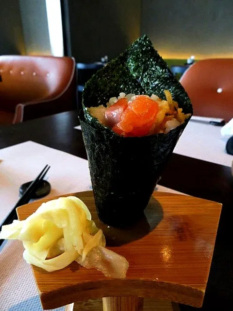 Snapdishの料理写真:salmon temaki|Yvonne C.さん