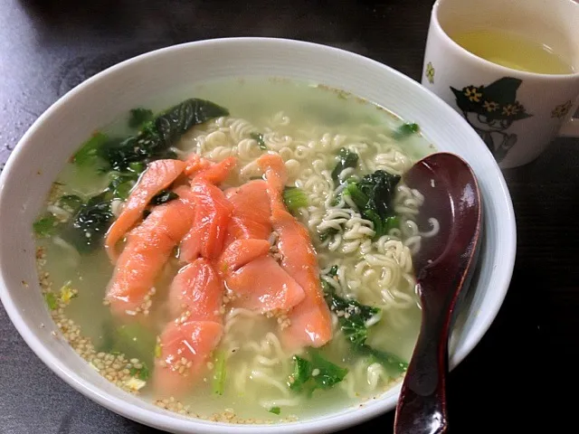 スモークサーモンの札幌一番塩ラーメン|ykiiiiiさん