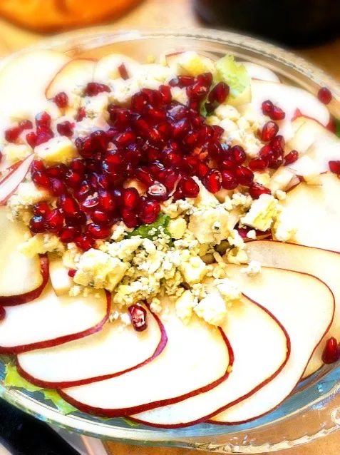 Snapdishの料理写真:Pear and Pomegranate Salad with  Blue Cheese and Champagne Vinaigrette|Joさん