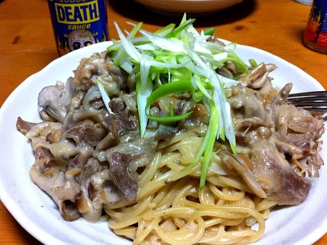 Snapdishの料理写真:本日のおつまみごはん♪豚肉とキノコのほんのりクリーミィ和風パスタ|あられさん