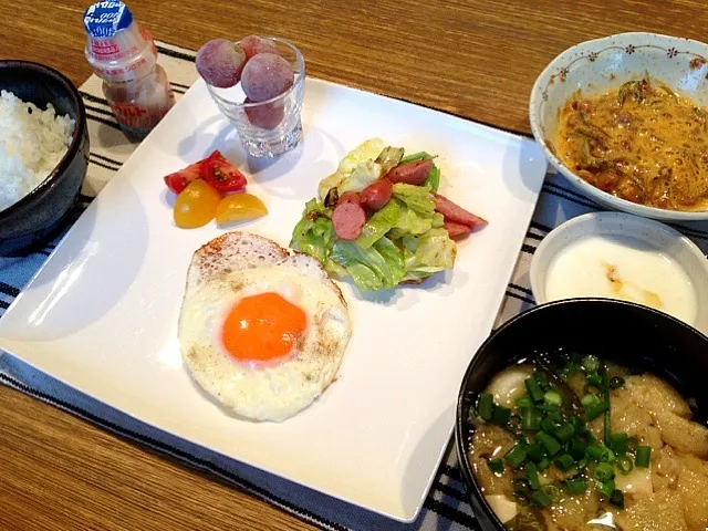 目玉焼き  ウィンナーとキャベツの炒め物  トマト  味噌汁  納豆  ヨーグルト  ぶどう  ヤクルト|高田恵子さん