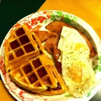 Homemade waffles, pan fried ham and eggs|Dorianさん