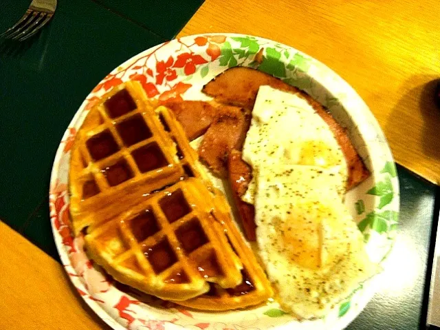 Homemade waffles, pan fried ham and eggs|Dorianさん