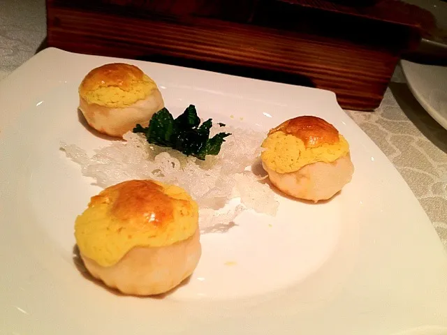 Snapdishの料理写真:Pineapple bun containing egg custard 流沙菠萝包|Vanelさん