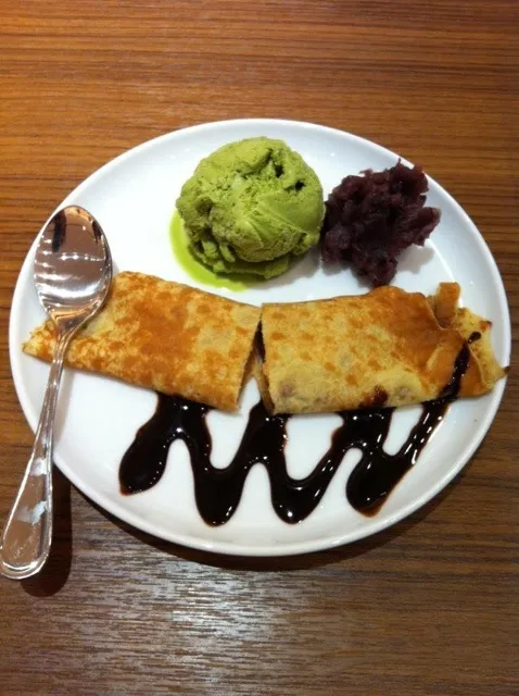 chocolate crepe with greentea ice cream|꒰✾꒱˚°꒰ben꒱°˚꒰✾꒱さん