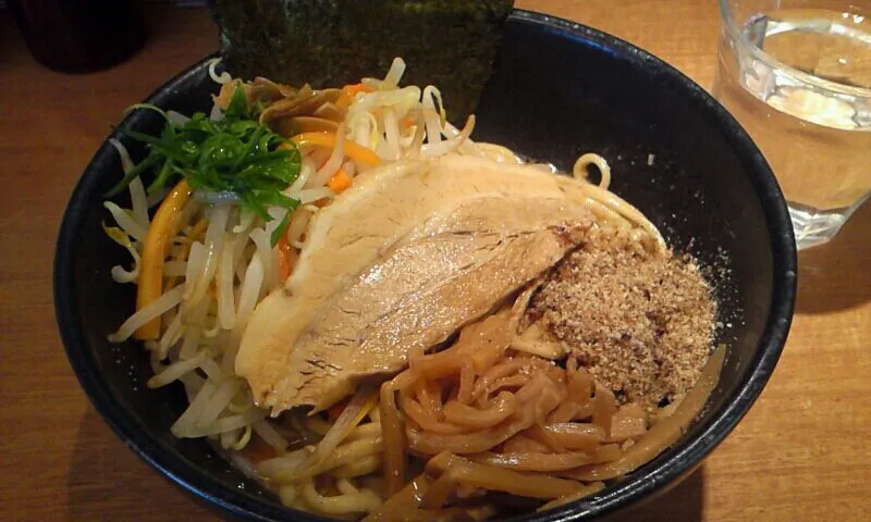 アイバンラーメンplusのニンニク醤油ラーメン|久保池茂さん