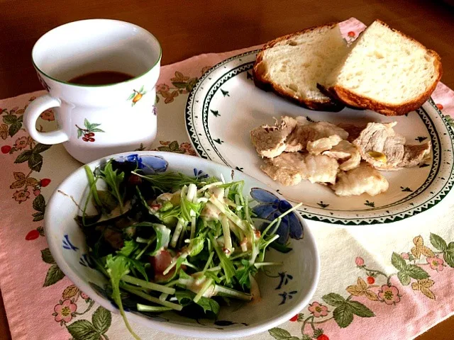 一人おうちランチ 大好きなcocokirariの北フランスパンと、茹で豚とサラダ♡|さちこ(さがねっち)さん