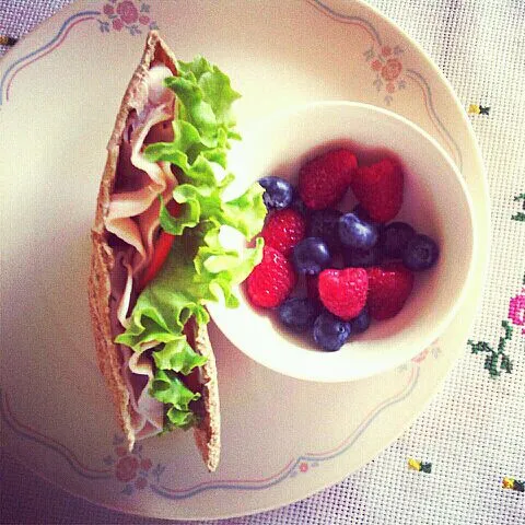 turkey pita & berries|scrumptuouslifeさん