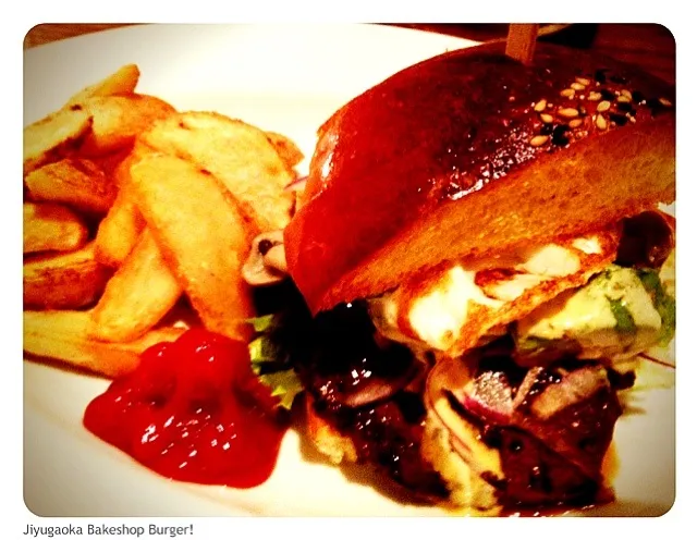 Roast Beef burger with fried egg, avocado, mushrooms!|Shanel Catastiさん