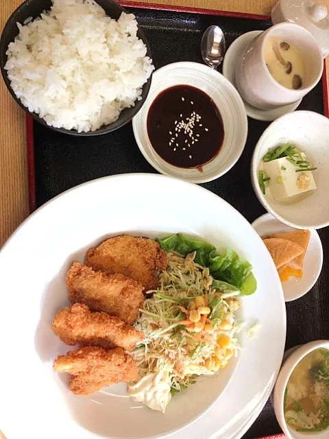 チキンカツ定食。ご飯お代わり自由w|osayanさん