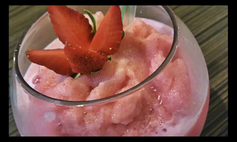 strawberry smoothies.....slurrrpp|josieさん