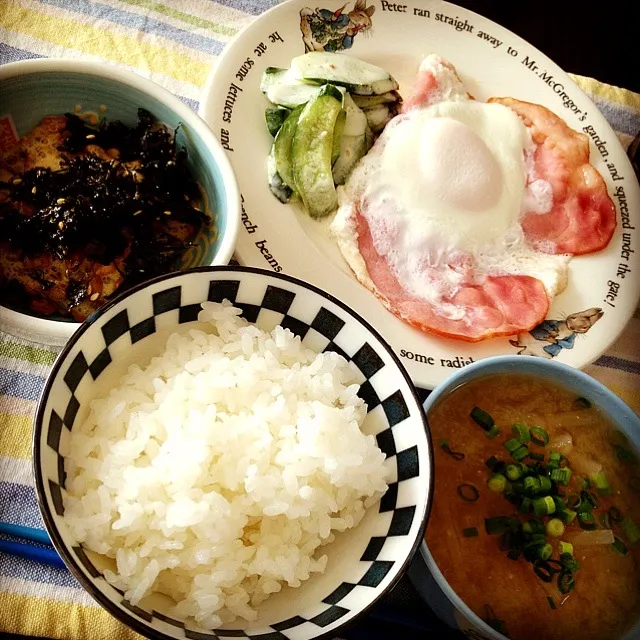 目玉焼き,胡瓜の和え物,納豆,ごはん,味噌汁|りーぴんさん