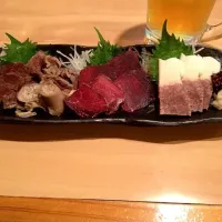 Snapdishの料理写真:鯨盛り合わせ、左からうでもの（ホルモン）、赤身、ベーコン|あみたにさん