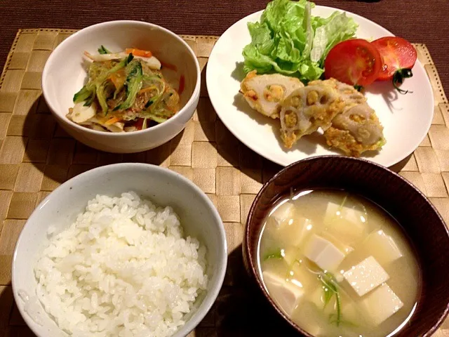 鶏挽肉の蓮根はさみ焼き•春雨サラダ•お味噌汁•白いご飯|よっしーさん