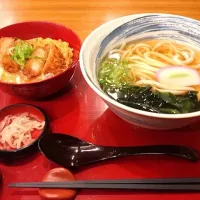 Snapdishの料理写真:カツ丼定食|きょうへいさん