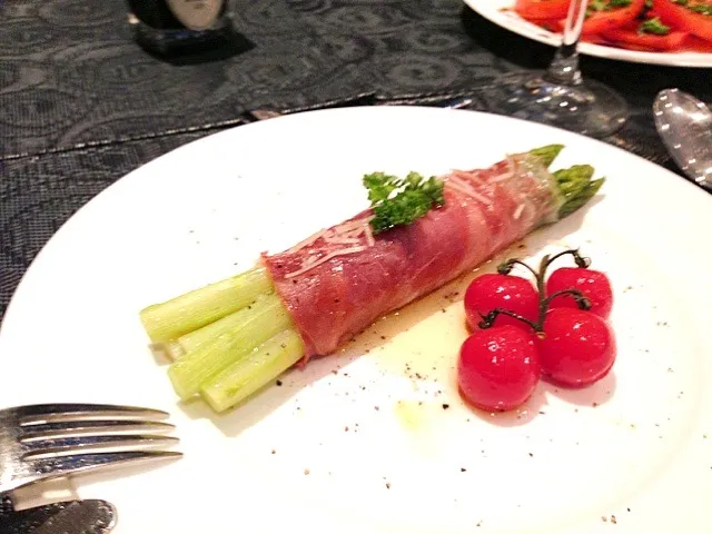 Snapdishの料理写真:Parma ham wrapped Asparagus with Parmesan|nick pornchanaさん