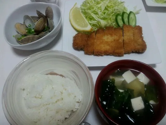 さくさくトンカツ・あさりの酒蒸し・豆腐とワカメの味噌汁|なほさん