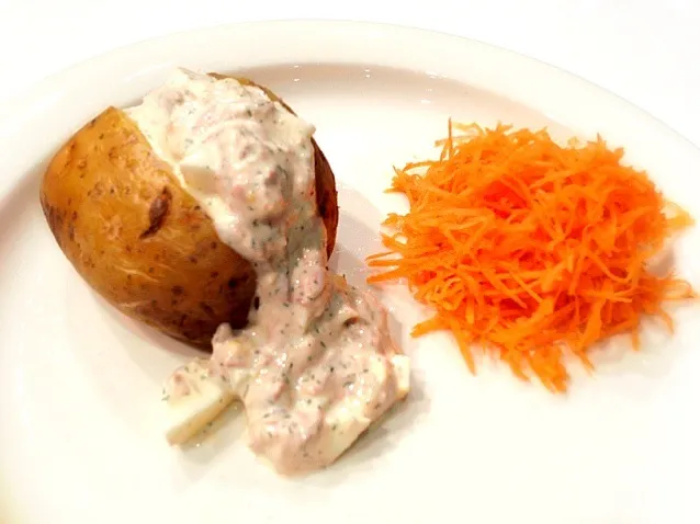 Baked Potato with Tuna and Egg Fillingand Carrot|Patrikさん