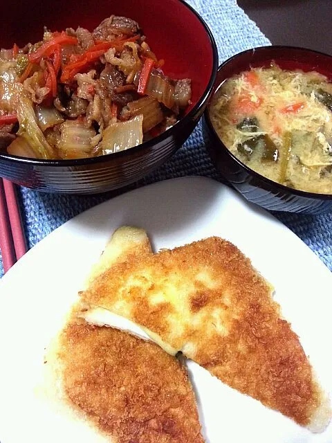 牛肉と白菜の炒め丼 はんぺんのチーズはさみ揚げ 具だくさん野菜卵とじ味噌汁|野崎恵理さん