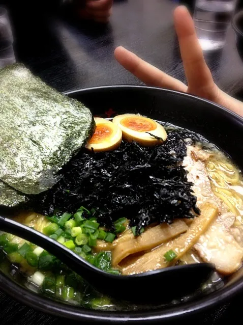 Snapdishの料理写真:岩海苔味玉ラーメン大盛り♡|Perritoさん