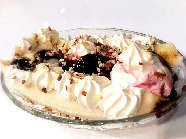 Banana Split with Chocolate, Vanilla and Panna Con Fragole Ice Cream, Whipped Cream and Chocolate Sauce and sprinkled with Almonds|Patrikさん