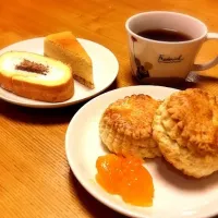 Snapdishの料理写真:スコーンとケーキ|keiko shiokawaさん