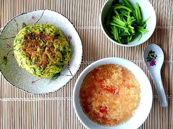 中華朝食 トマトと卵のソープ&ニラ 卵 コン粉を使ってつくったナン|baobaoさん