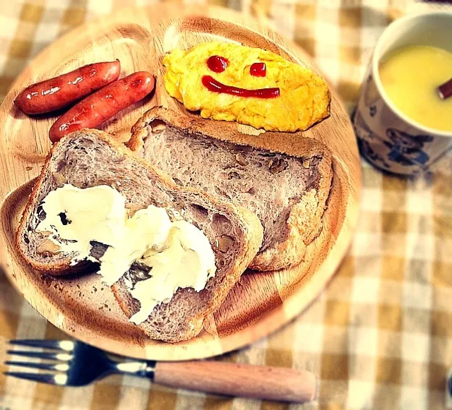 初・HBで作ったくるみ食パンで朝ごパン♡|natsuさん