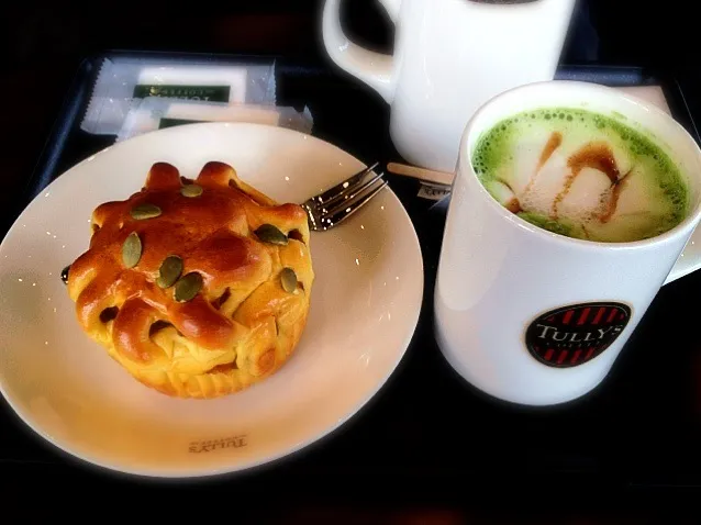 あずき宇治抹茶ラテと、かぼちゃのパン|ゆかっぱ:-)さん