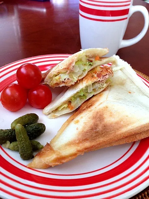 Snapdishの料理写真:Cabbage and tuna cheese Hot sandwich✨キャベツとツナチーズのホットサンドイッチ|🌈Ami🍻さん