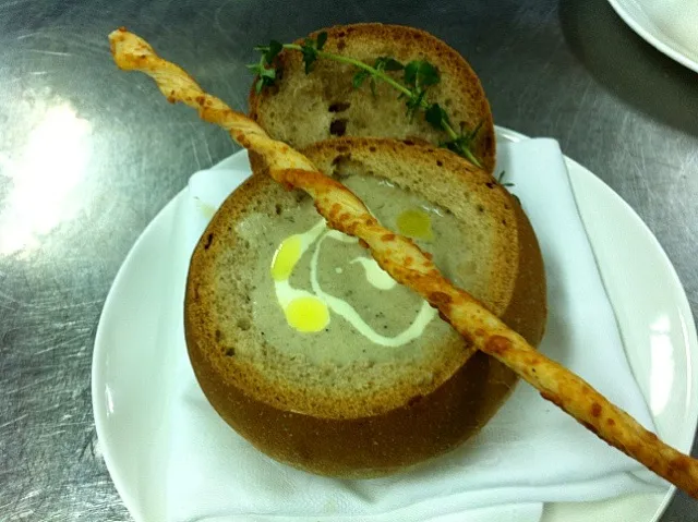 Fresh mushroom soup in baked bread bowl|インインさん