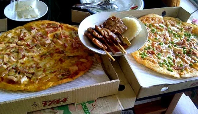 Pizza + Pork Satay|Sanさん