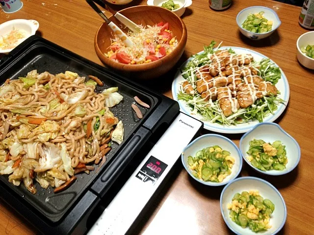 Snapdishの料理写真:12月28日晩ご飯〜★鶏のタレサラダ、うどん焼き、きゅうりの酢の物、トマトとコーンのサラダ|カナエさん