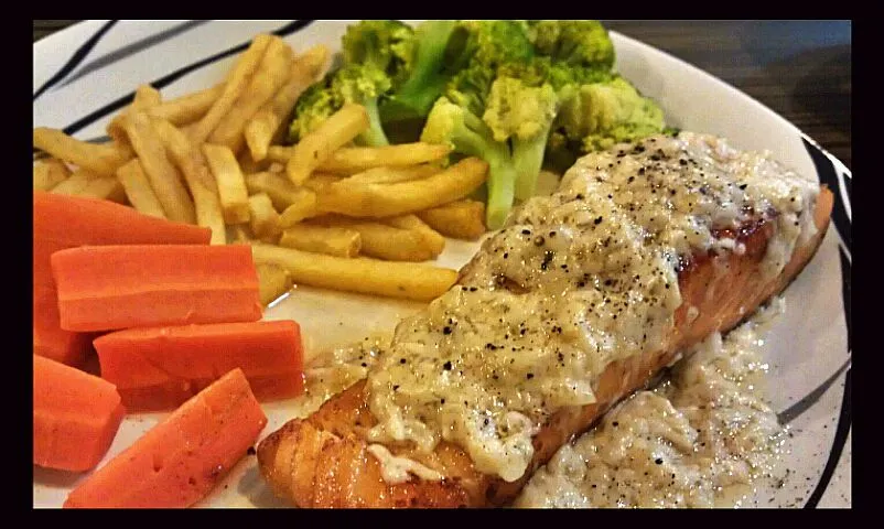 salmon with creamy sauce|josieさん