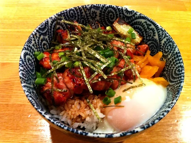 Snapdishの料理写真:ข้าวหน้ายะกิโทริ 焼き鳥丼@ร้านขายยะกิโทริที่ญี่ปุ่น 焼き鳥屋さん|akiさん