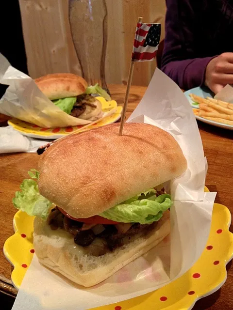 Mushroom lettuce beef burger|luvsie juanさん