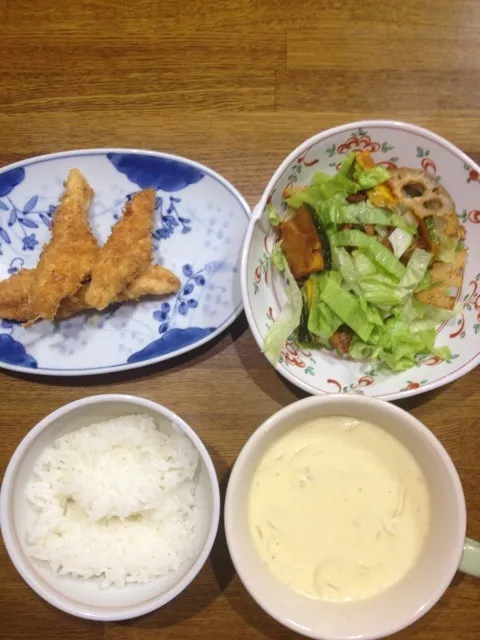 Snapdishの料理写真:鶏ササミのフライ サラダ(レンコン.カボチャの素揚げのせ コーンクリームスープ ご飯|まーとるさん