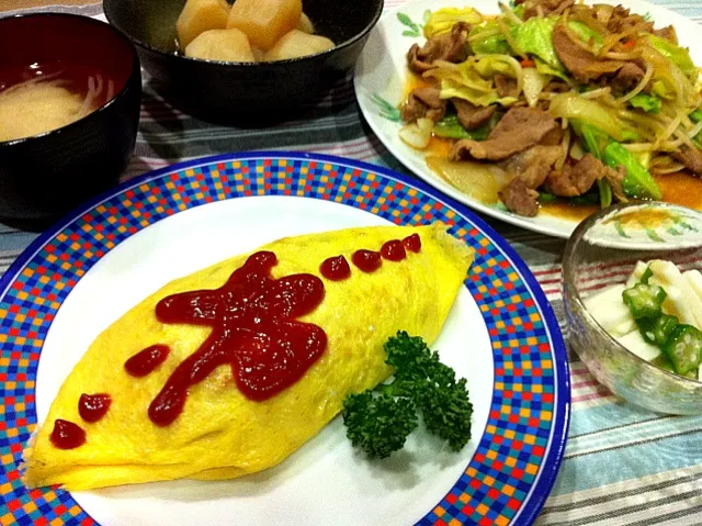 オムライス・肉野菜炒め・長芋おくらポン酢サラダ・かぶ煮物・モヤシほうれん草味噌汁|まーままさん