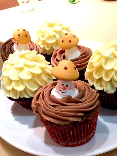 Pomme - Red velvet and Mushroom chocolate cupcakes|sweeettooothさん