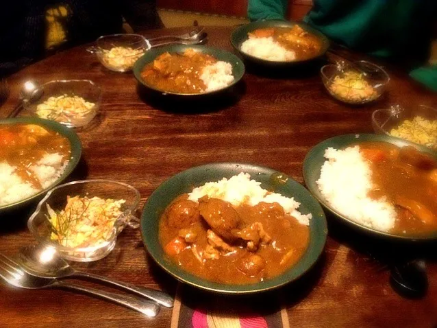 飯山のうまい米粉のカレールウで作ったカレーとキャベツと人参とツナとコーンのコールスローサラダ 自家製ディル添え|トキロックさん