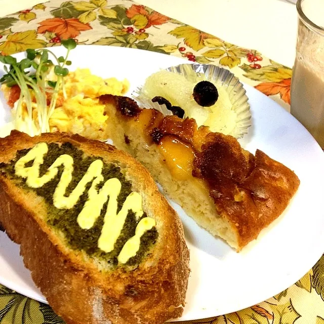 バジルトースト＆トマトスクランブル＆昨晩焼いた林檎のケーキ|ふれでぃーさん