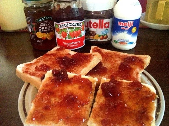 Snapdishの料理写真:Toast bread & bread with strawberry jam|rubywineさん