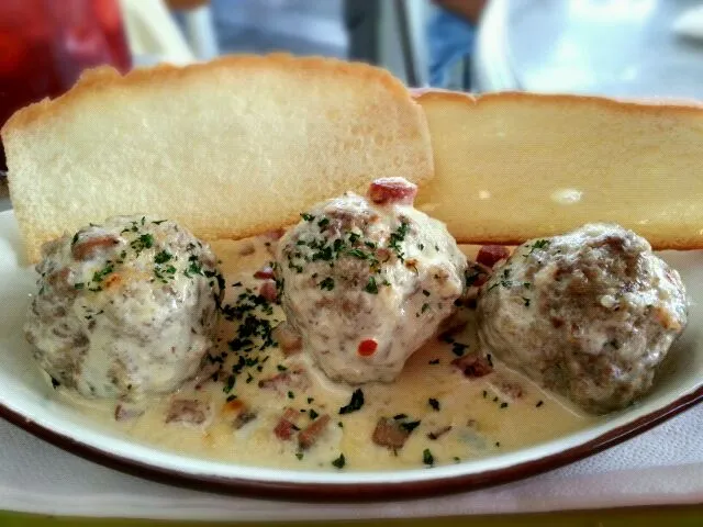 meatball with creamy sauce|evi yapiraさん