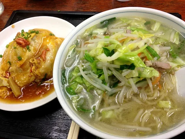 Snapdishの料理写真:野菜たっぷり湯麺と天津丼セット|masatoyさん